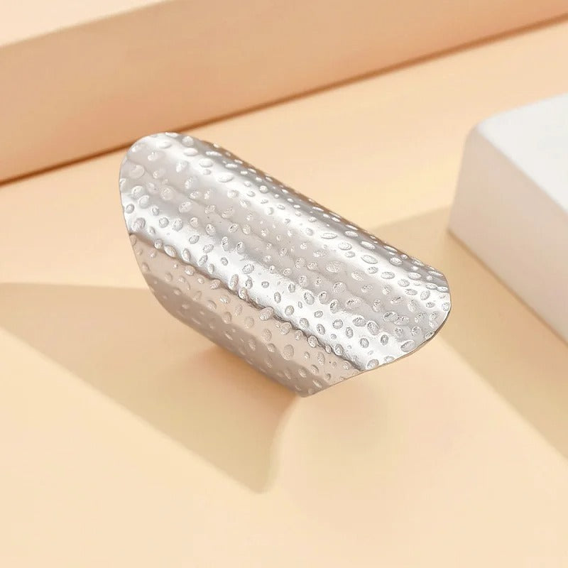 Anillo ajustable con diseño martillado de plata vintage