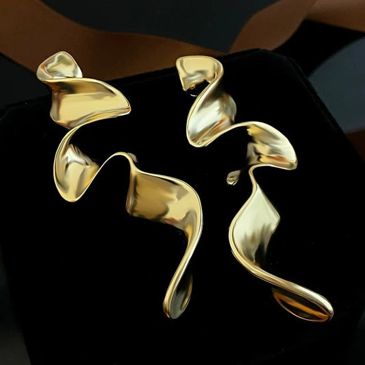 Pendientes ondulados abstractos curvos de oro