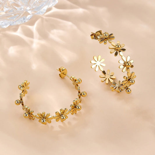 Pendientes de aro bohemios glamurosos con flores doradas