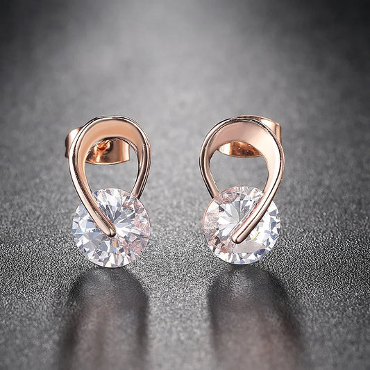 Pendientes atemporales de oro rosa y cristal transparente