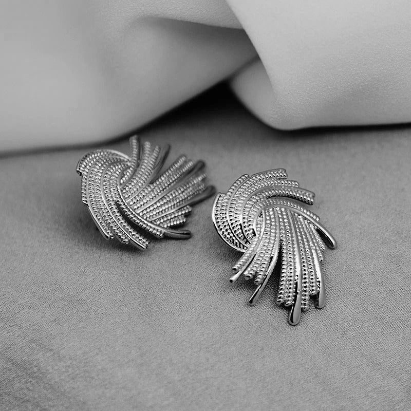 Pendientes de plata con diseño de plumas en espiral
