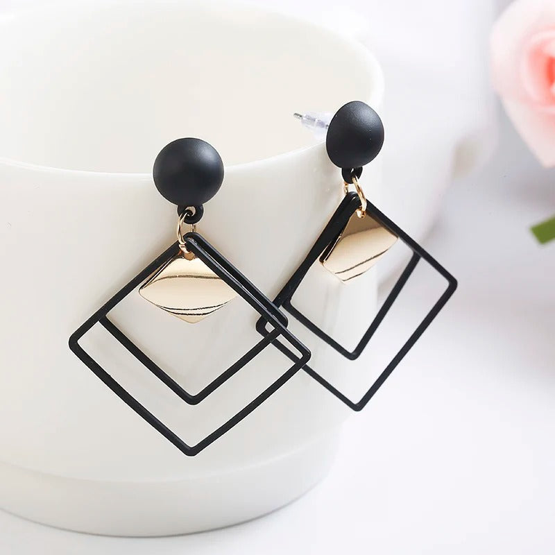 Pendientes geométricos vintage de oro y cuadrados negros