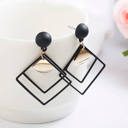 Pendientes geométricos vintage de oro y cuadrados negros