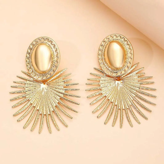 Pendientes dorados con diseño de rayos de sol ovalados y acampanados