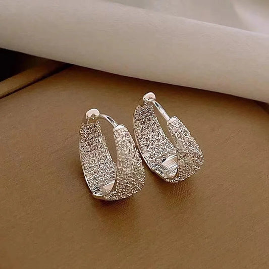 Pendientes de aro con tachuelas de cristal de plata