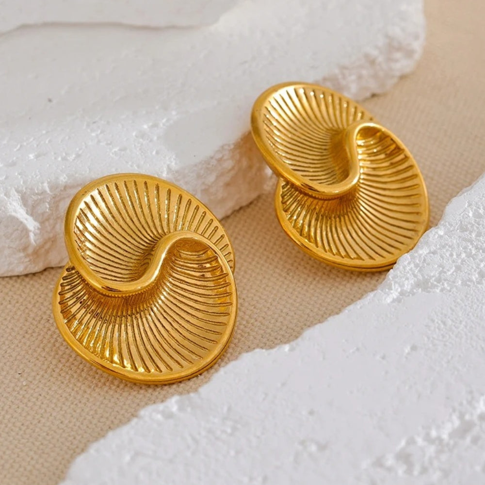 Pendientes dorados con diseño abstracto de espiral