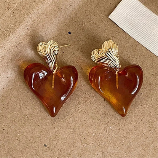 Pendientes retro dorados con forma de corazón y detalles esculpidos