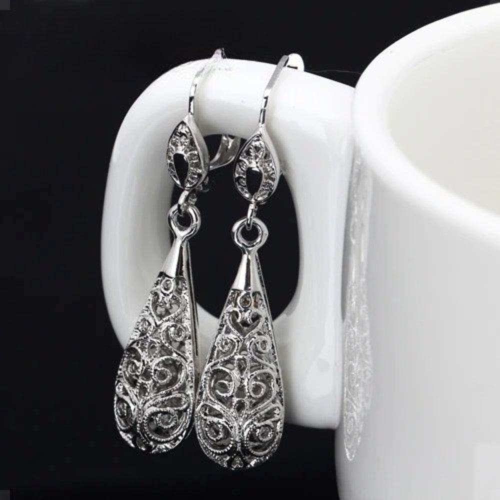 Pendientes de lágrima con delicado patrón de filigrana de plata atemporal