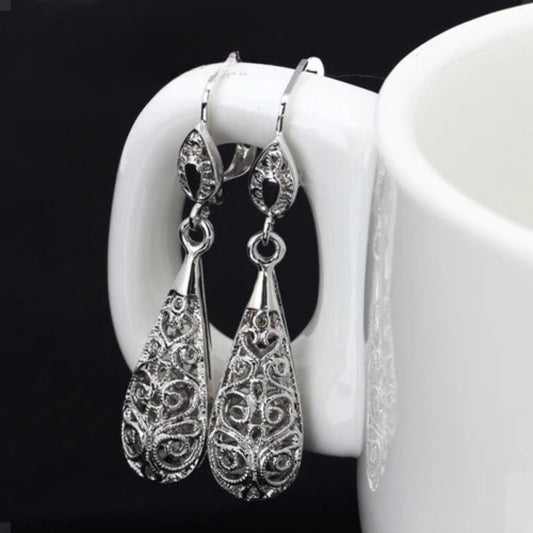 Pendientes de lágrima con delicado patrón de filigrana de plata atemporal
