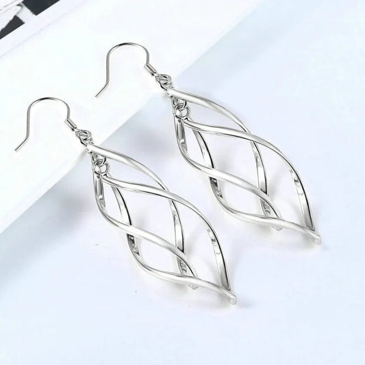 Pendientes colgantes con diseño geométrico esculpido en plata