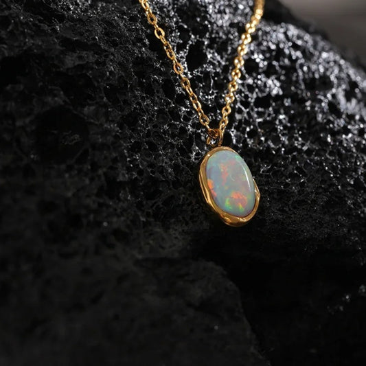 Collier vintage en pierre d'opale lumineuse