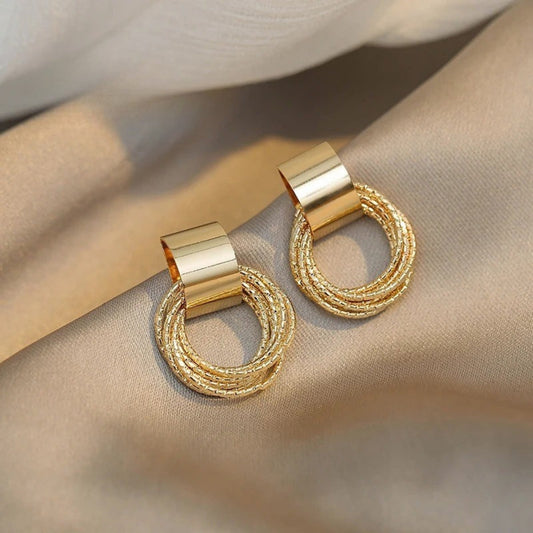 Pendientes retro dorados con múltiples círculos pequeños colgantes