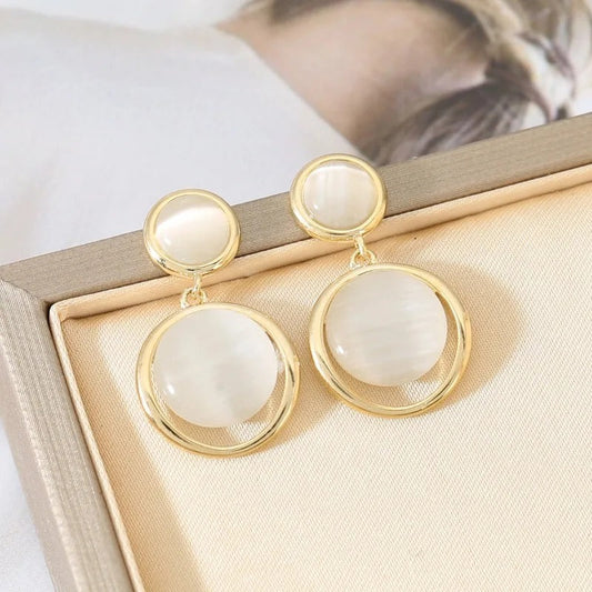 Pendientes colgantes con marco circular dorado