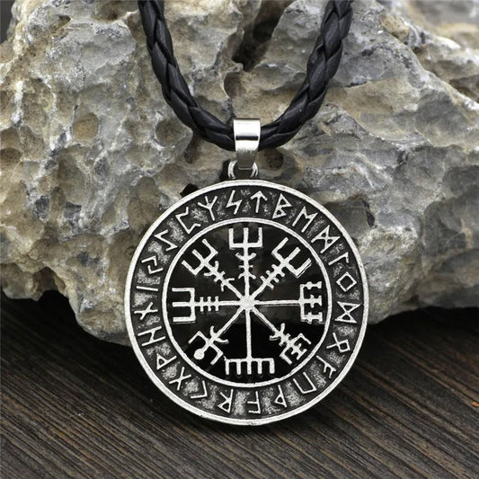 Collier viking en argent avec runes circulaires