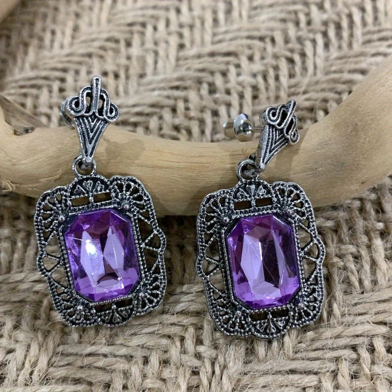 Pendientes llamativos de plata adornada con cristales morados