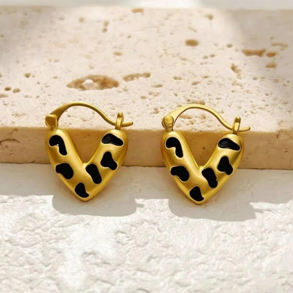 Pendientes en forma de corazón con lunares negros y dorados