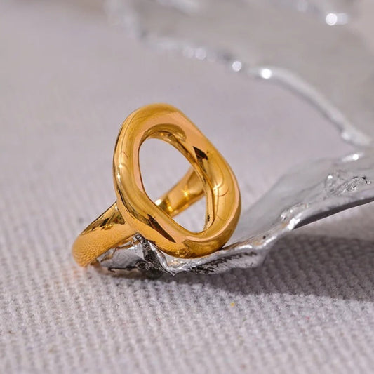 Bague creuse vintage moderne en or