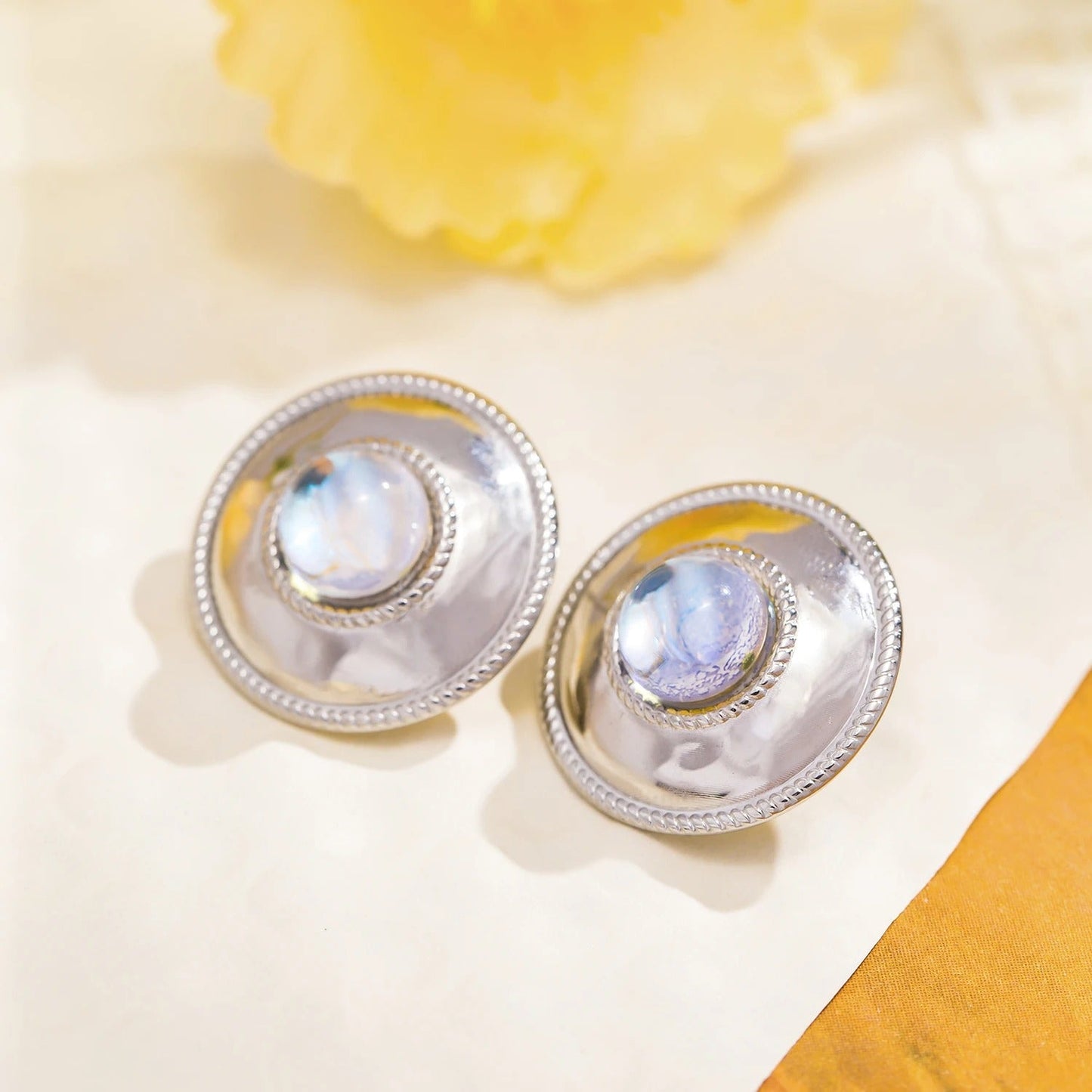 Boucles d'oreilles boutons en argent et pierre de lune vintage