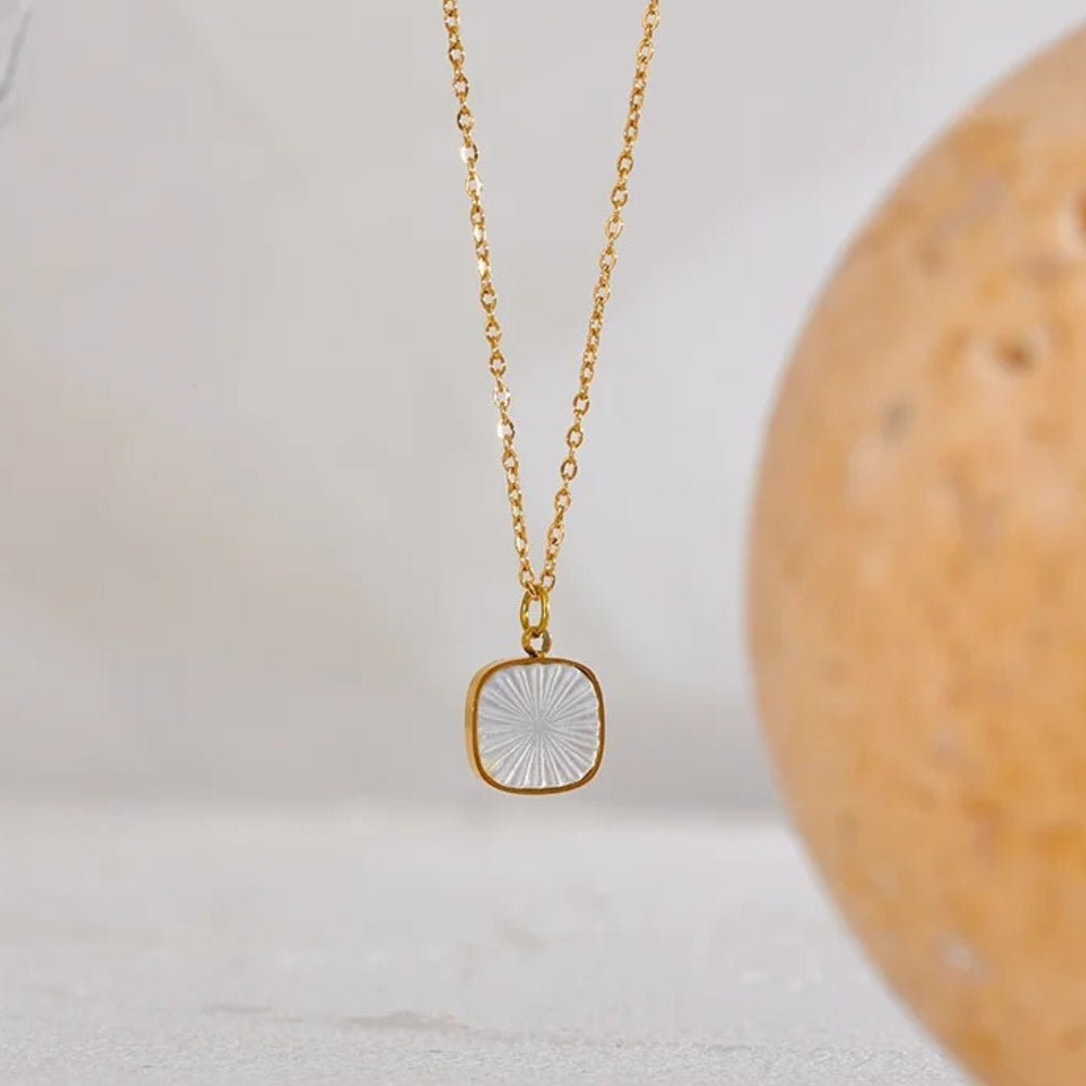 Collier vintage à breloques en verre gravé