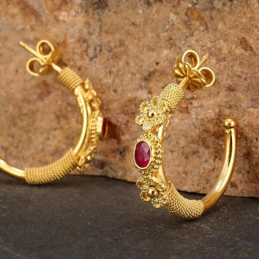 Pendientes de aro con flores doradas y piedra roja