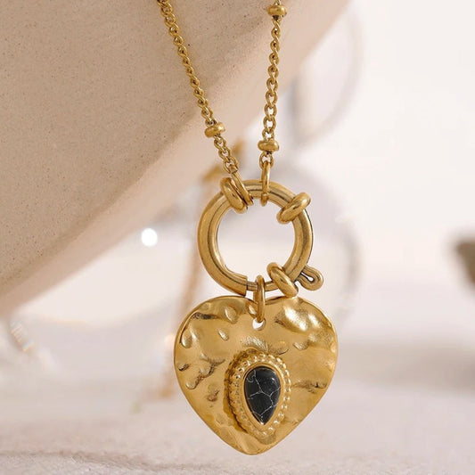 Collier vintage en forme de cœur avec pierre noire