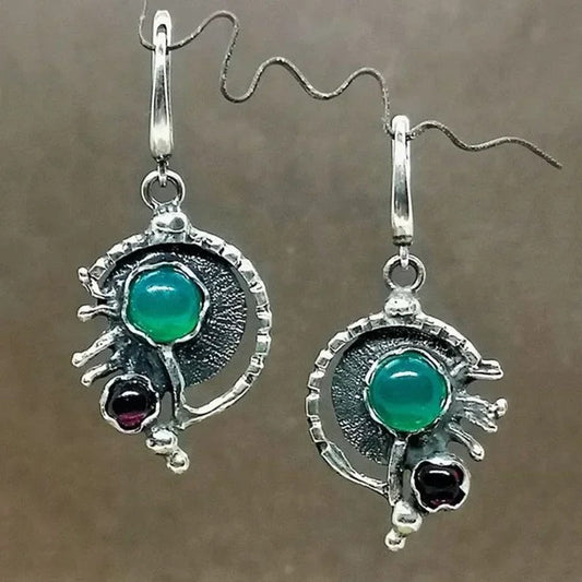 Pendientes colgantes de plata texturizada y esmeralda
