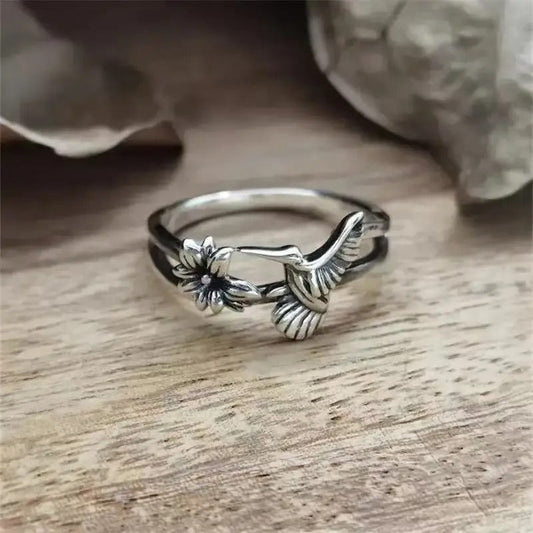 Anillo vintage de plata con flor de colibrí