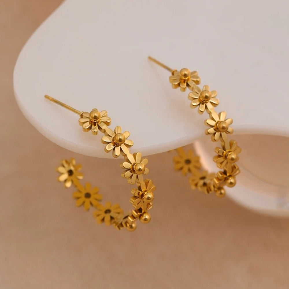 Pendientes de aro con dije floral dorado