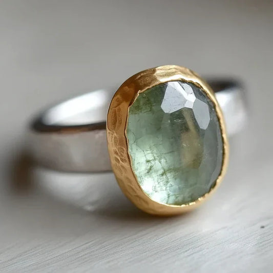 Anillo vintage forjado en oro y plata con piedra verde